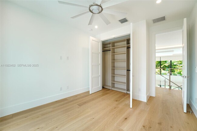 Building Photo - 333 NE Spanish Ct