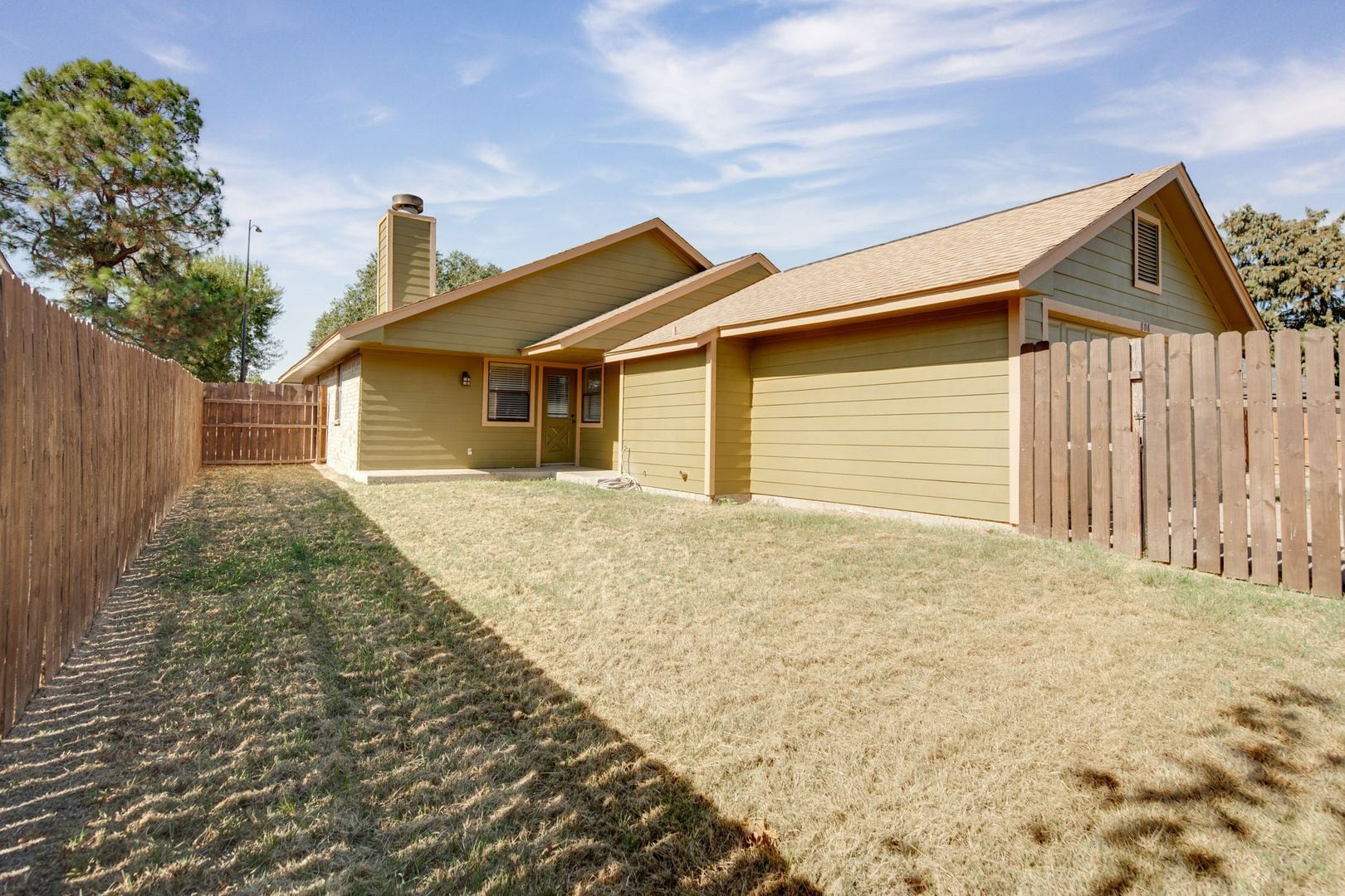 Building Photo - JUNE SUBLEASE!!!!  Adorable 3 Bedroom 2 Bathroom Home with Yard and 2 Car Garage!
