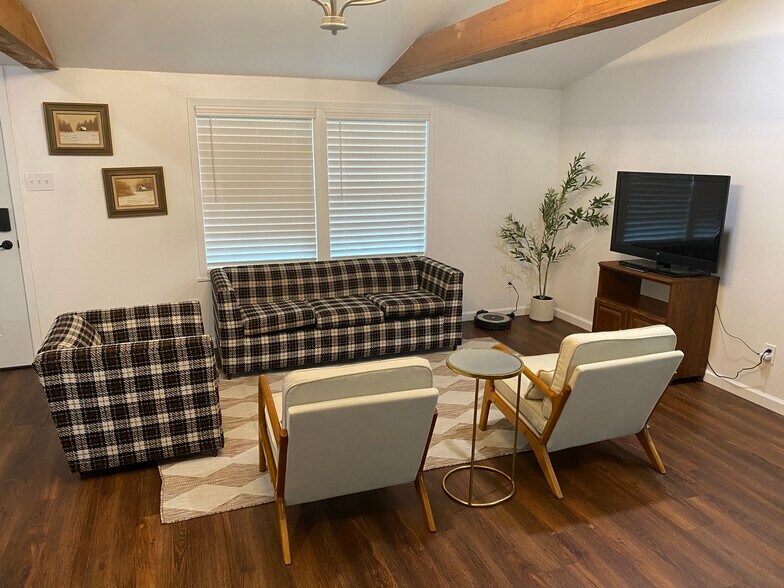 Building Photo - 802 E 26th St