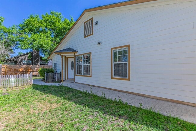 Building Photo - 9411 Valley Moss