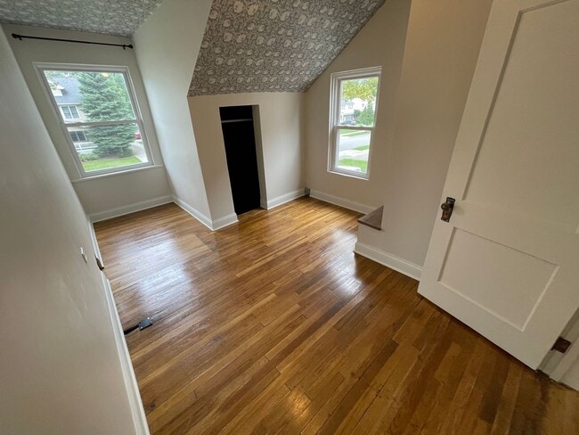 Building Photo - Charming Bungalow