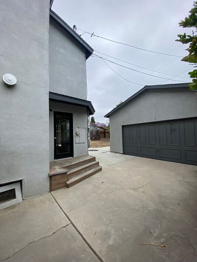 Building Photo - Long Beach: 4 bedroom 3 bath with Spacious...