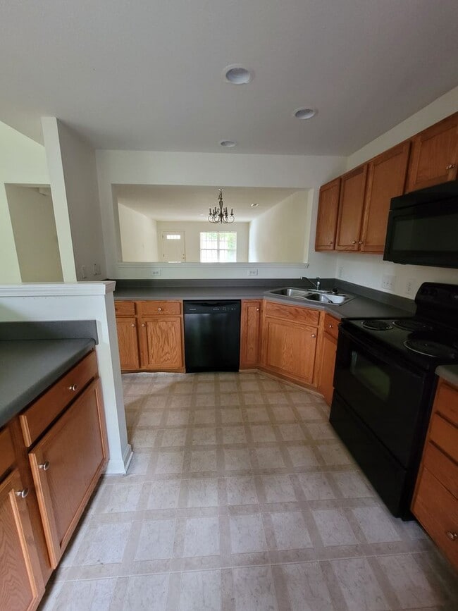 Building Photo - 3 BR townhome in Jamestown!