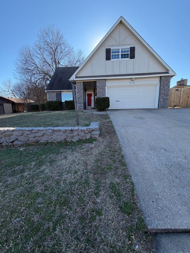 Building Photo - 2 story house for lease. Open floor plan in kitchen & living. Lots of storage. Large fenced backy...