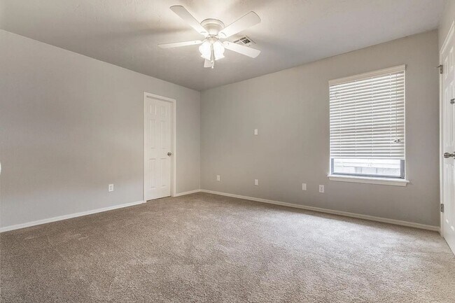 Building Photo - Beautiful 2BD/2.5 BTH Home Right off of NW Expressway and Shopping Areas