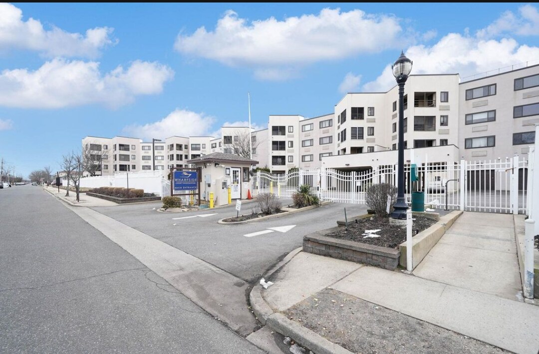 Building Photo - 725 Miller Ave