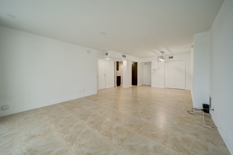 Building Photo - 100 Bayview Dr