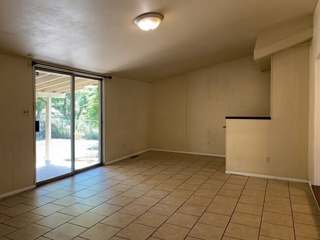 Building Photo - STUDENTS WELCOME! Sprawling Ranch Home w/ Large Fenced Yard