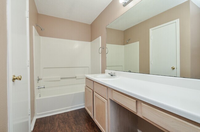 Building Photo - 17327 Davenway Dr