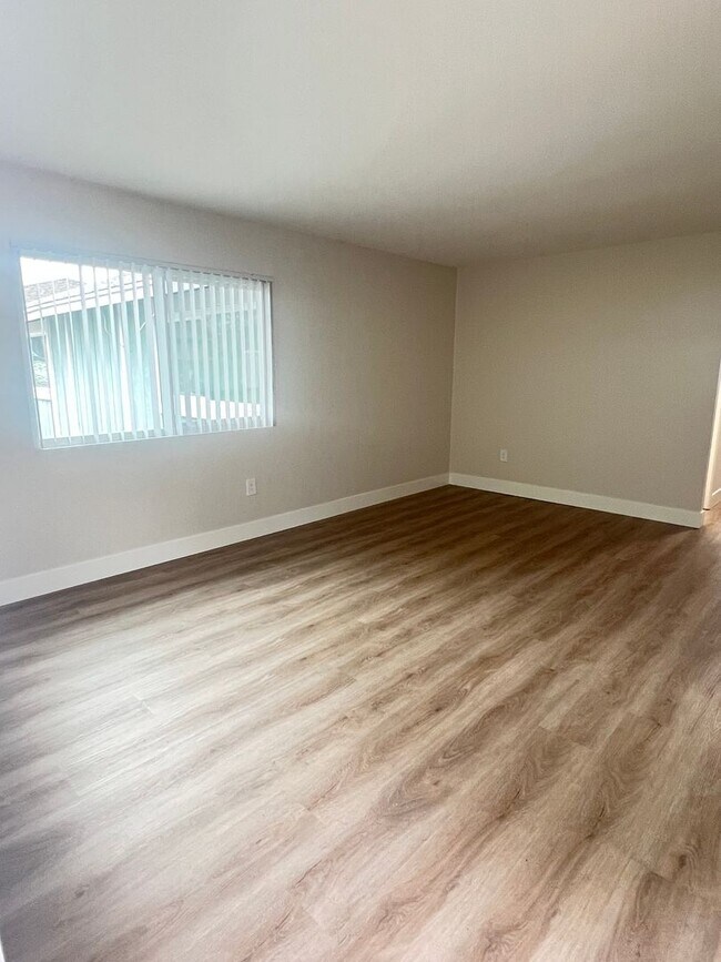 Building Photo - 1400 Estate Dr