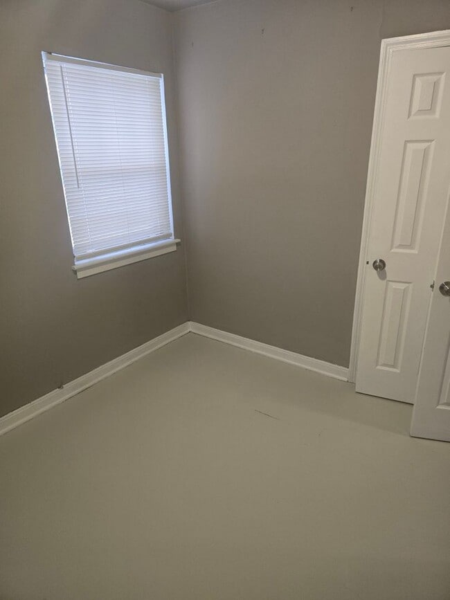 Building Photo - 2 Bedroom With Bonus Room in Basement