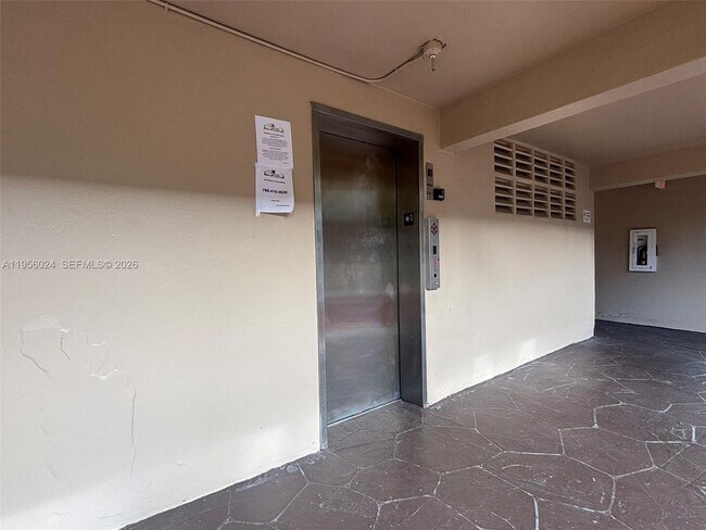 Building Photo - 10865 SW 112th Ave