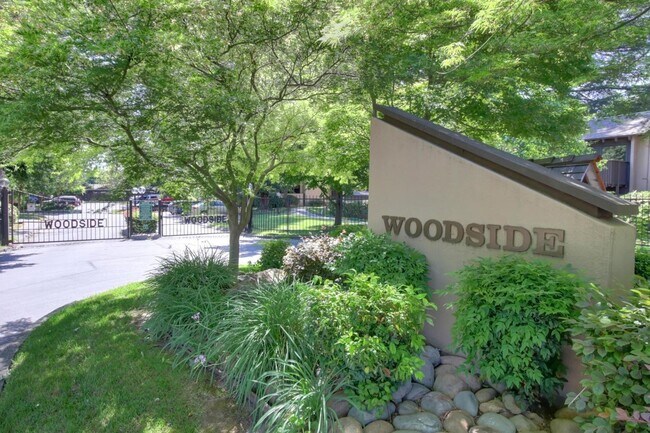 Building Photo - LOVELY, SPACIOUS UPSTAIRS CONDO!