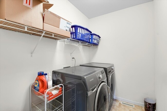 Building Photo - 705 Bergamot Dr
