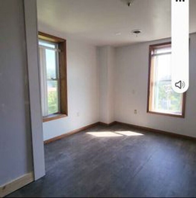 Building Photo - More Space than you can dream of! 5bed 2 b...