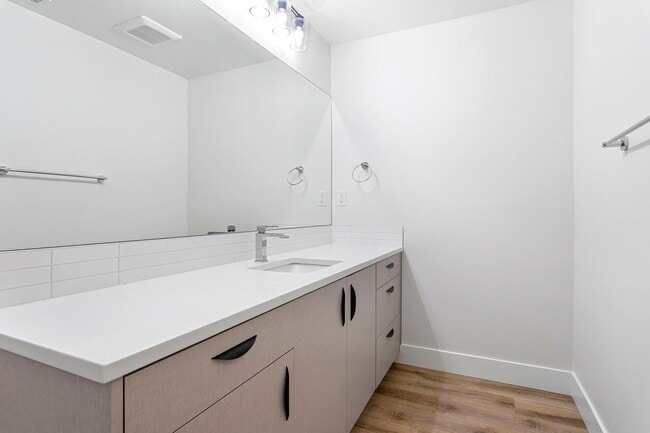 Building Photo - 4 bed/3.5 Bath Townhouse in Richmond Neighborhood, SE Portland
