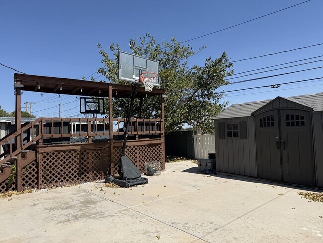 Building Photo - 1620 E Everglade Ave