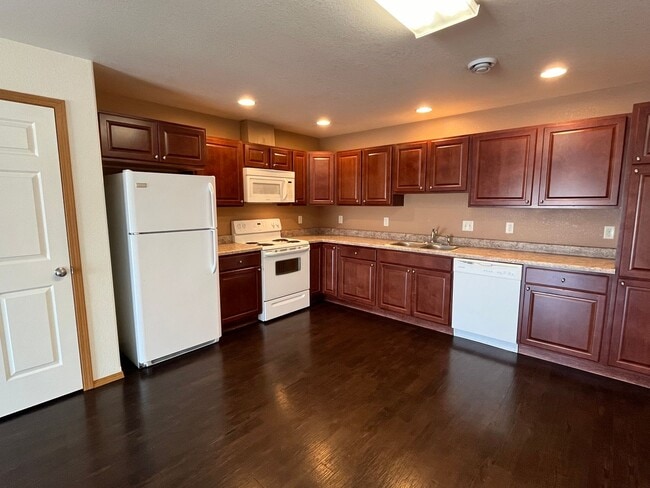 Building Photo - 2 Bed 1 Bath Single Stall Garage