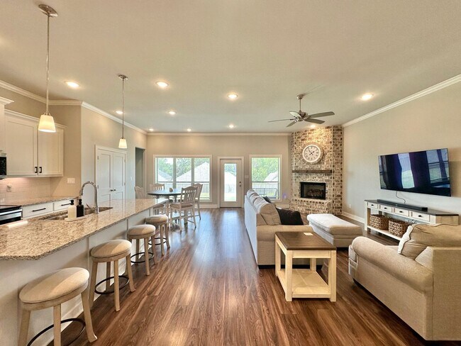 Building Photo - Available Now! Beautiful Home in Lindsey C...