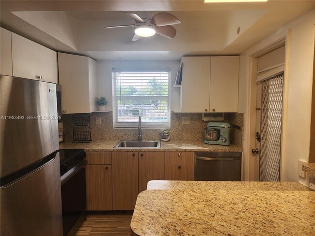 Building Photo - 100 SE 6th Ave