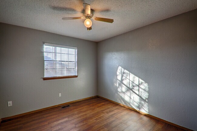 Building Photo - Beautiful house in Yukon 3 bed and 2 bath