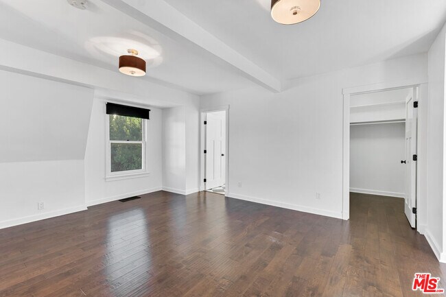 Building Photo - 6117 Glen Holly St