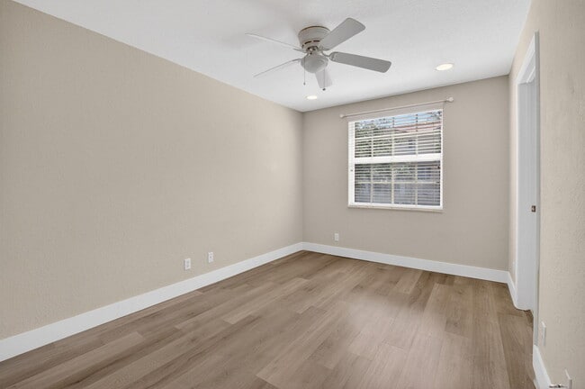 Building Photo - 1418 W Wickham Cir
