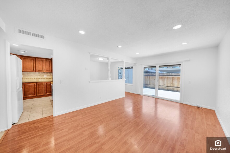 Building Photo - 4739 Larwin Ave