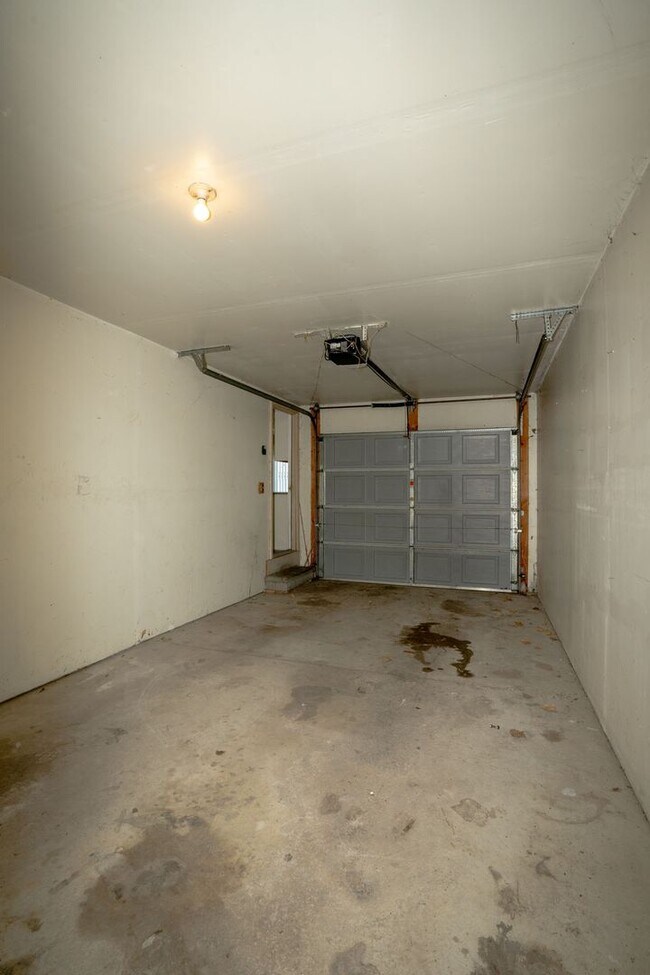 Building Photo - Got to see!  Two bedroom brick ranch style condo in Clinton Twp