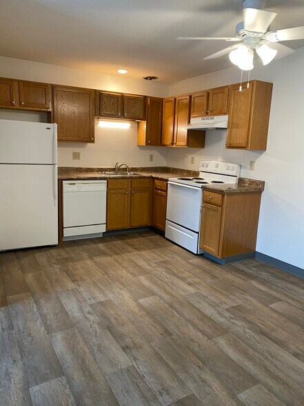 Building Photo - 405 SW Elm St