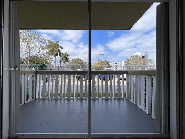 Building Photo - 15221 NE 6th Ave