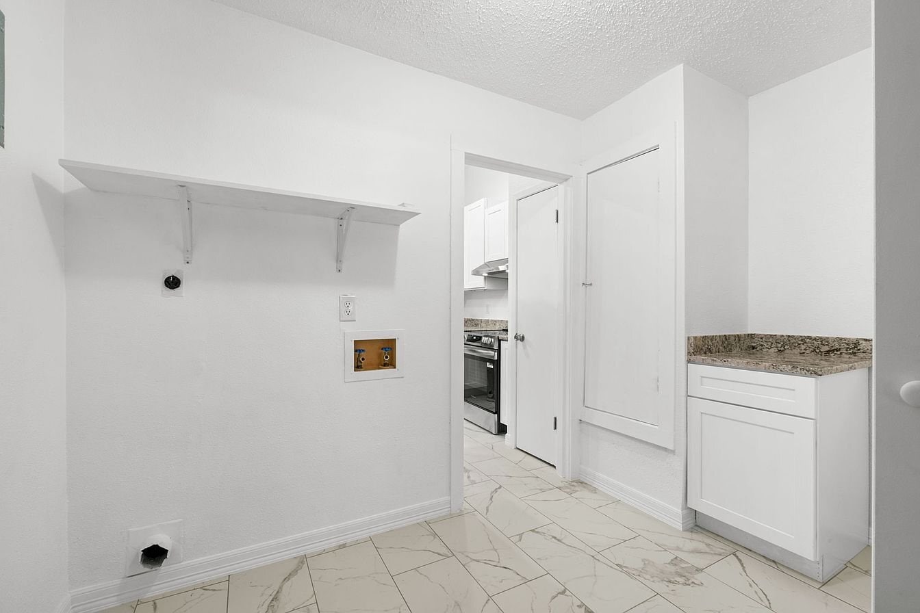 Building Photo - 13934 Mission Valley