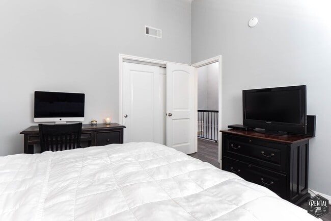 Building Photo - 12119 Rochester Ave