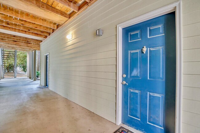 Building Photo - B13**