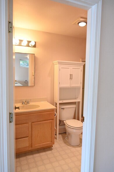 Building Photo - 6246 NE Eagle Harbor Dr