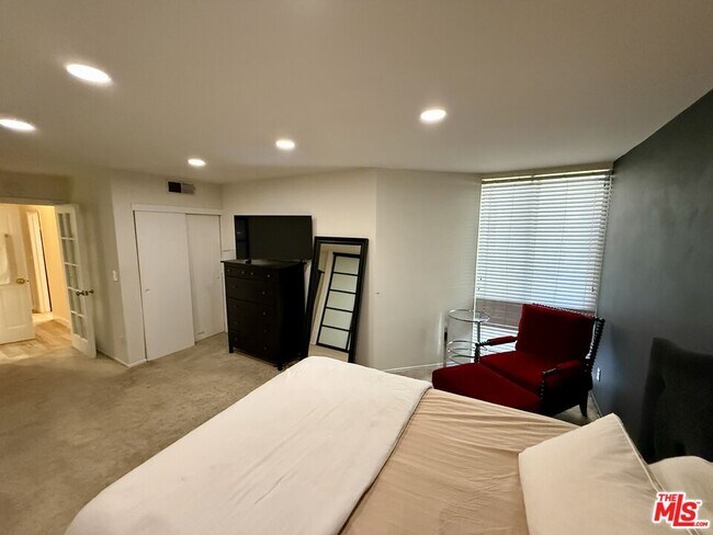 Building Photo - 8530 Holloway Dr