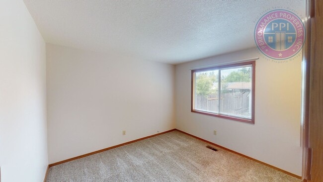 Building Photo - Single Level Ranch, Central Air, Large Yar...