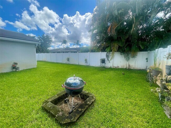 Building Photo - 9850 NW 25th Ct