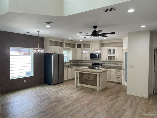 Building Photo - 8 Sunset Dr