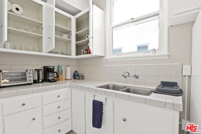 Building Photo - 442 N Orange Grove Ave