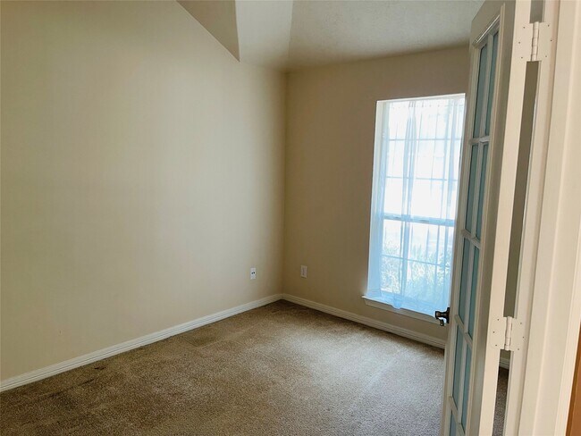 Building Photo - 10723 Lake Riata Ln