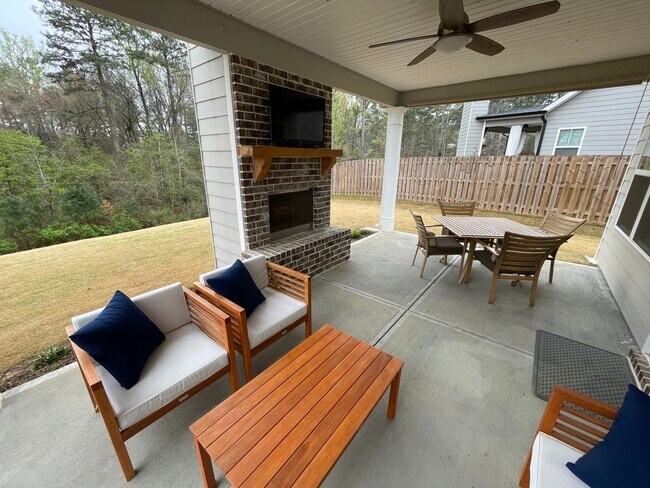 Building Photo - 819 Lost Grv Trl