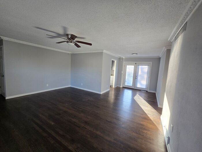 Building Photo - 13100 Sycamore Ave