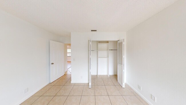 Building Photo - 1580 Montauk Dr