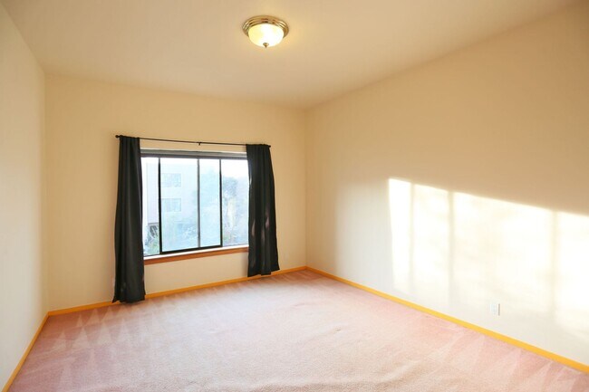 Building Photo - 1271 3rd Ave