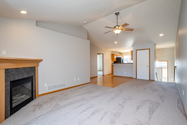 Building Photo - 1890 Goose Lake Cir