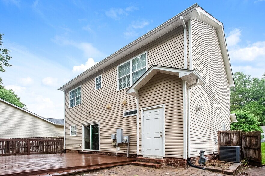 Building Photo - 711 Continental Dr