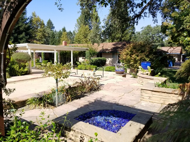 Building Photo - 5 Bed 4 Bath Gated Home In Alamo