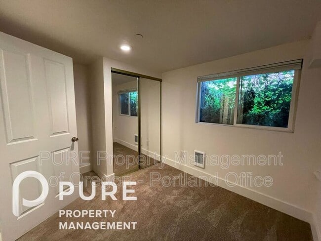 Building Photo - 4004 NE Mallory Ave