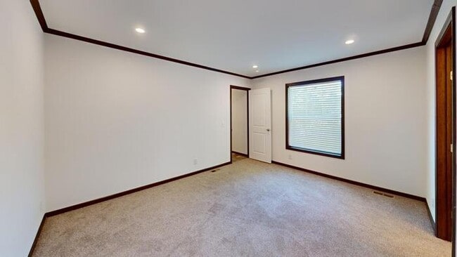 Building Photo - 133 Northwest Dr